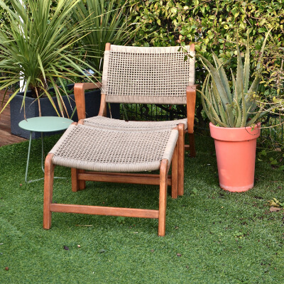 Jardín con silla y césped artificial